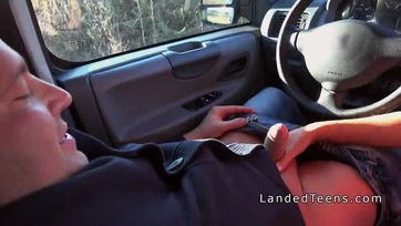 Bájos magyar fiatal puncik nyelik a kékerest a megborotvált nunijukba Thumb