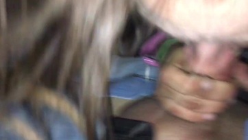 Fiatal kurva cumizása a járgányban Thumb