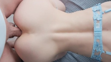 A kis szexmániás tini ribi szereti midőn cummantás után a kloákáját is meghúzza a házastársa Thumb