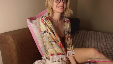 Szőkehajú fiatal leányzó a sexcamen át maszturbál Thumb