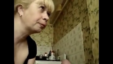 Anyuka szívja a fiacskája péniszét Thumb