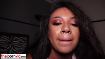 Szexi sötét hajú bőrű tini csajszi lucskos pinával ugrál Thumb