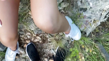 Kívánnivaló tini bula cumizza és húzogatja a pélót az erdőben Thumb