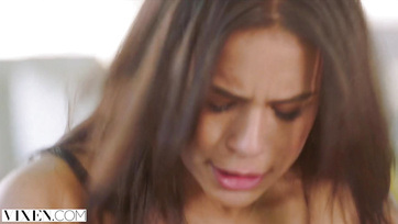 A jó nagy falloszával gond nélkül felcsípte a szexis tini lányt Thumb