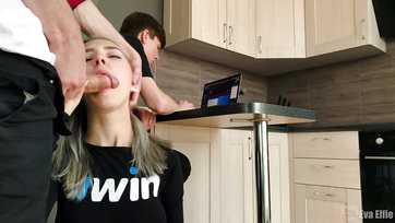 A palija mögött dug egy barátjával a vadító szőkehajú tini Thumb