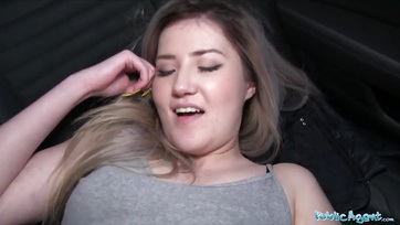 Bűbájos szöszi csajszi suskáért megmutogatta a cickóját és szétnyitotta a combját Thumb