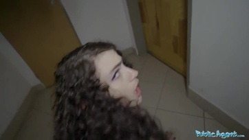 Kápéért cserébe levedlette a nejlonharisnyáját a szexis tini csaj és rápattant a falloszra Thumb