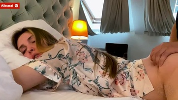 Így bukkantam rá a mostoha anyucikámra a szálloda szobában úgyhogy becsúsztattam a fenséges kis vaginájába Thumb