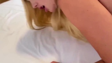 Beduzzadt a fiúcska szerszáma a nevelőanyucija tetszetős picsájától így hát benyomta a vaginájába Thumb