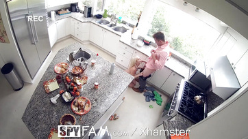 Kolbászra pattintotta az ici-pici szöszike mostoha húgocskáját a konyhapulton a keményfaszú fiúcska Thumb