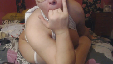 Teltkeblű idős nejecske combharisnyában játszik a vibrijével és lövell a vaginájával Thumb