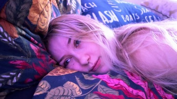 Komázza a mostoha nővérem ha szunyálás közben belógatom a falloszomat a kis szőrtelen pinácskájába Thumb