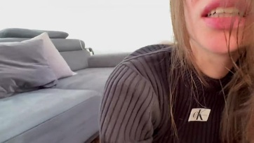 A nagypicsájú kívánnivaló tini cicus happolt egy jókora cerkát a pinácskájába még testedzés előtt Thumb