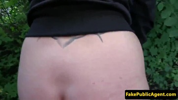 Rábírta a sexy magyarországból való sunácskát hogy lepippantsa majd meglovagolja a vastag répáját Thumb