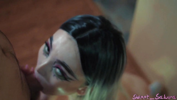 Állva megbaszott varrott fiatal ribi a lepedőakrobatika végén pofiba fröcskölve Thumb