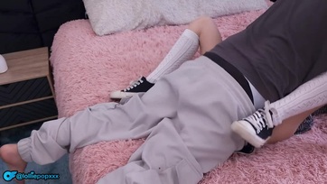 Egy kicsikét megujjazta a 18 éves fiatal csajszi csupasz nunikáját és bemártotta a fütyijét Thumb