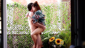 Akárhol akármikor felcsücsül a jó nagy dákómra a vadóc csajszi hogy megugrándozza Thumb